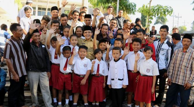 Hore, Anak-Anak Penambang Belerang di Ijen Dapat Beasiswa