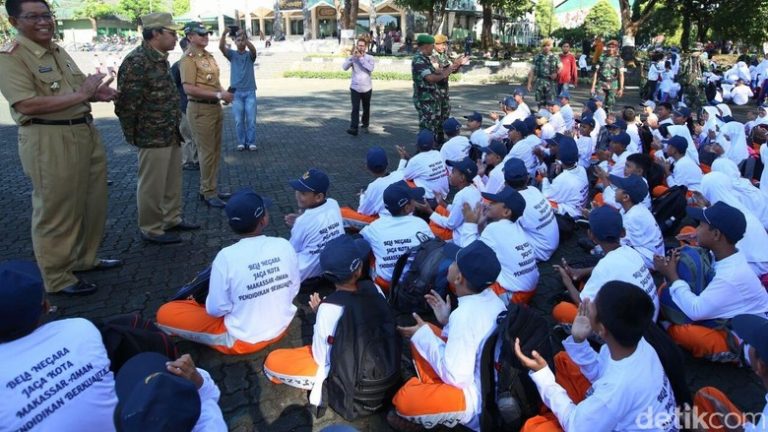 Pelajar di Makassar ikuti Bela Negara/ Amang detikcom