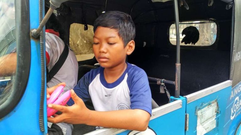 Demi Anak Bisa Sekolah, Sopir Bajaj Ini Kerja Siang Malam