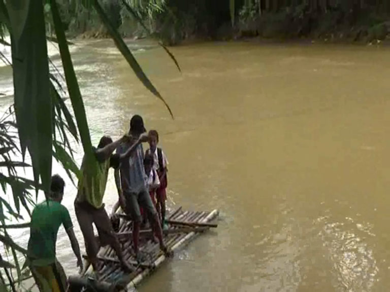 SALUT! Siswa Seberangi Banjir Besar Demi ke Sekolah